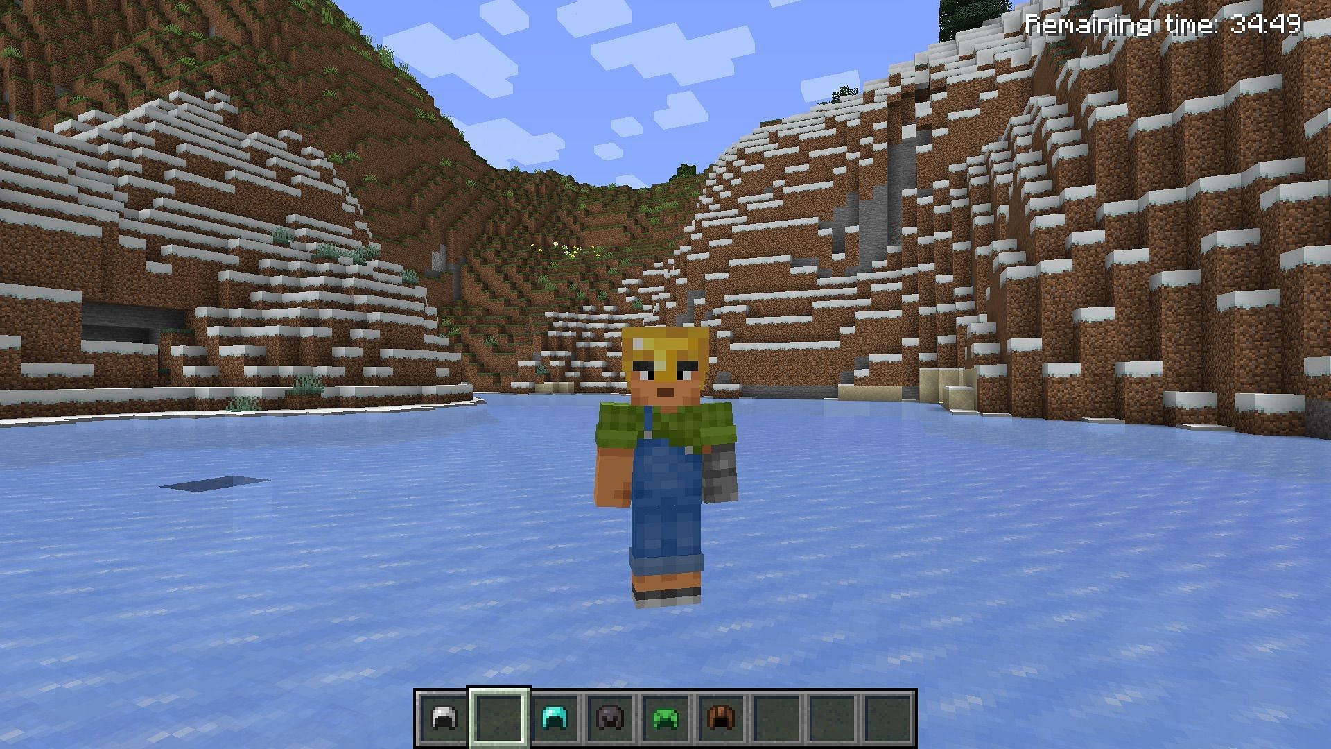 The gold helmet (Image via Mojang Studios)
